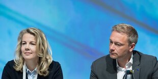 Linda Teuteberg und Christian Lindner sitzen gemeinsam auf einem Podium