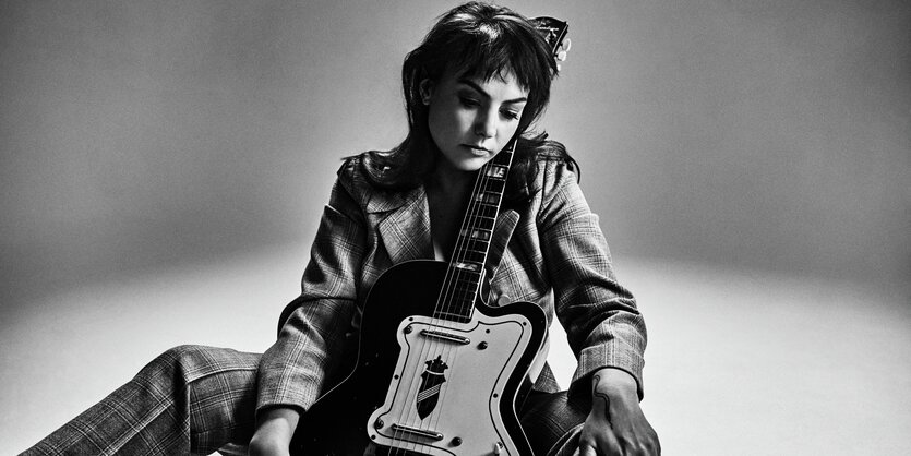 Angel Olsen schwört auf ihre Silvertone-Gitarre