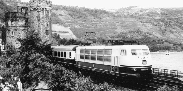 eine Schwarz-Weiß-Aufnahme von einem Zug, der durch die Rheinebene fährt