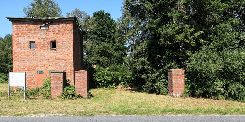 Rotverklinkertes Trafohaus und drei Pfosten des ehemaligen Lagers Dalum