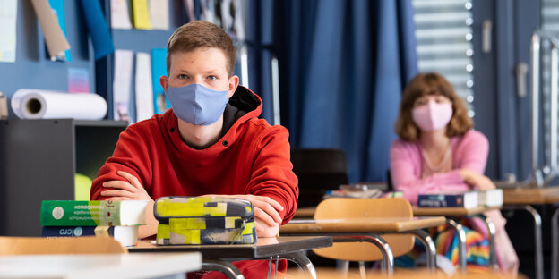Schüler und Schülerinnen einer 12. Klasse des Lise-Meitner-Gymnasiums nehmen am Unterricht teil und tragen Mundschutze.