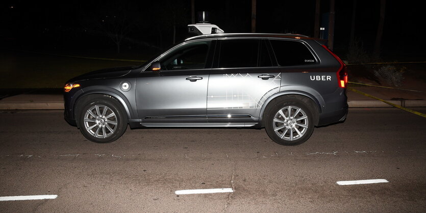 Die Autokamera eines Fahrzeugs zeigt eine Straße kurz vor dem Zusammenstoß mit einer Radfahrerin