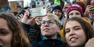 Eine Grupe von jungen Frauen demonstriert für Klimaschutz