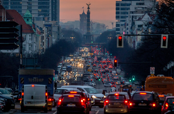 Autos stauen sich auf der nächtlichen Straße