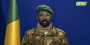 Malis Juntachef hält Ansprache im Fernsehen