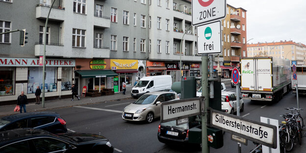 Eine Kreuzung mit viel Autoverkehr an der Hermannstraße in Berlin-Neukölln