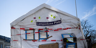 Protestzelt auf dem Steintorplatz mit politischen Forderungen