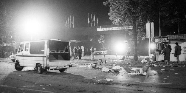 Oktoberfestattentat München 1980, Leichen werden in Särgen abtransportiert