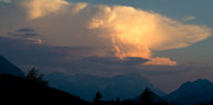 Eine Gewitterfront türmt sich in Garmisch-Partenkirchen über dem Wetterstein-Massiv auf.