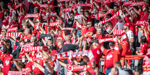 Union-Fans halten ihre Schals in den Himmel. Kaum jemand trägt eine Maske trotz der Hygiene-Maßnahmen