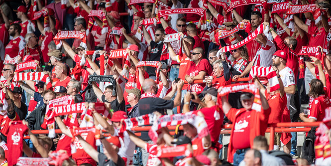 Union-Fans halten ihre Schals in den Himmel. Kaum jemand trägt eine Maske trotz der Hygiene-Maßnahmen