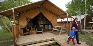 Eine Glamping-Unterkunft mit Holzterrasse und Sofaecke in Mecklenburg-Vorpommern.