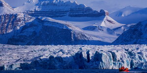 Ein Boot mit Wissenschaftlern passiert einen Gletscher auf Spitzbergen.
