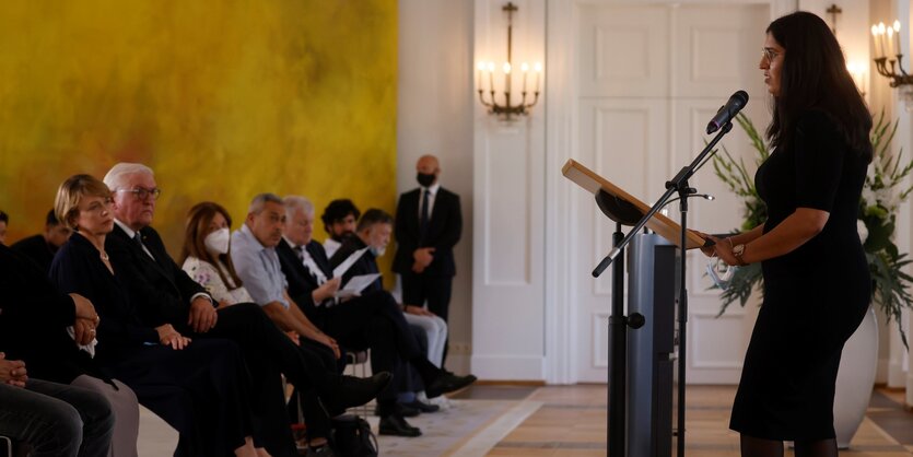 Saida Hashemi, Hinterbliebene des Hanau-Attentats, beim Empfang von Frank-Walter Steinmeier in Berlin