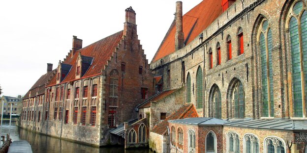 Mittelalterliche Häuser am Kanal