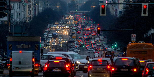 Rücklichter vieler Autos im abendlichen Berufsverkehr in Berlin