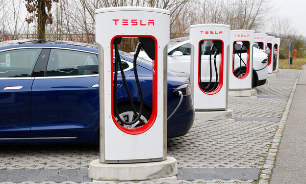 Tesla-Fahrzeuge stehen an Ladestationen