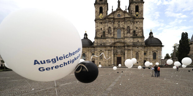 50 Luftballons, stellvertretend für die 5000 Missbrauchsopfer durch katholische Geistliche, die von der Selbsthilfe Rede/Münster auf dem Fuldaer Domplatz während der Herbst-Vollversammlung der Deutschen Bischofskonferenz aufgestellt wurden