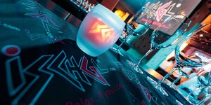 Tischdekoration mit dem Ischgl-Markenzeichen und Gläsern in einer Bar