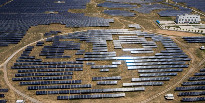 Eine Solaranlage in der Form eines Pandas in Datong/China