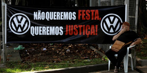 Der ehemalige VW-Mitarbeiter Raimundo Nonato protestiert vor dem VW-Werk in Sao Bernardo do Campo.