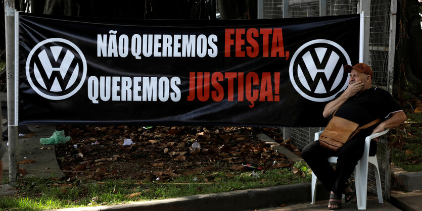 Der ehemalige VW-Mitarbeiter Raimundo Nonato protestiert vor dem VW-Werk in Sao Bernardo do Campo.