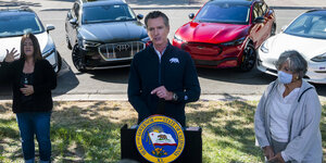 Kalifornien will ab dem Jahr 2035 den Verkauf von Neuwagen mit Verbrennungsmotoren verbieten. Gouverneur Gavin Newsom erließ am Mittwoch eine entsprechende Verordnung