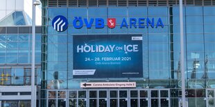 Ein Schriftzug an der ÖVB Arena weist auf die Corona-Ambulanz in den Messehallen hin.