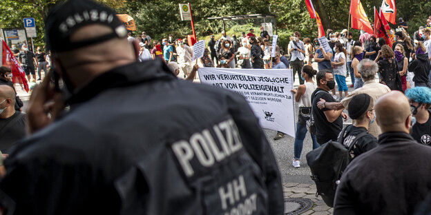 Polizisten begleiten die Kundgebung "Gemeinsam gegen rassistische Polizeigewalt!" am 22.8.20 in Hamburg