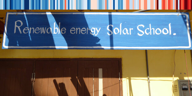 Schjild über einem Ladenlokal, Aufschrift Renewable energy Solar School