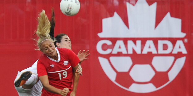 Die Kanadierin Adrianna Leon kämpft mit der Engländerin Claire Rafferty um den Ball.