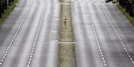 Mann lüft alleine auf der Straße des 17. Juni in Berlin