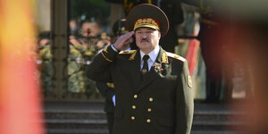 Präsident Lukaschenko in Uniform.