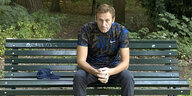 Alexej Nawalny sitzt auf einer Parkbank