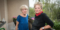 Die Zwillingsschwestern Traude und Iris Bührmann stehen auf ihrem Balkon