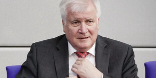 Portrait von Horst Seehofer, der seine Krawatte gerade rückt