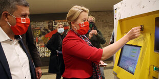 Franziska Giffey steht vor einem ticketautomaten in der u-bahn