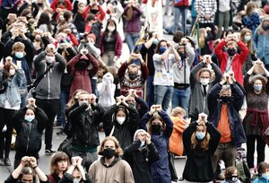 menschen auf der STraße protestieren gegen Klimaerwärmung menschen auf der STraße protestieren gegen Klimaerwärmung
