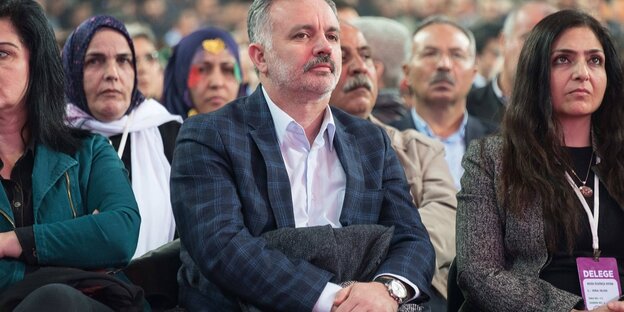 MParteimitglieder bei einem Parteikongress der HDP