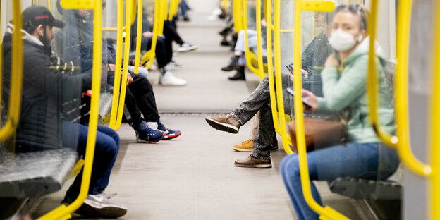 Menschen sitzen in der U-Bahn