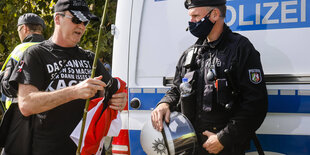 Demonstrant und Polizist auf einer Demonstration.