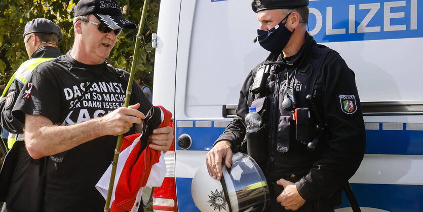 Demonstrant und Polizist auf einer Demonstration.