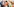 Aktivistin mit weißem Maleranzug und orangenem Halstuch und Atmenschutzmaske