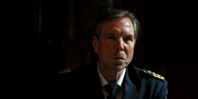 Torsten Schultze, Leipzigs Polizeipräsident, spricht auf einer Pressekonferenz