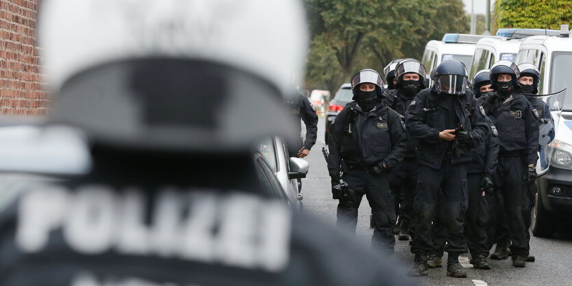 Polizisten stehen vor einer ehemaligen Kneipe in Keyenberg bei Erkelenz, die Aktivisten besetzt haben.