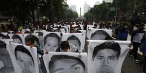 Demonstranten targen Schwarz-Weiß-Portraitfotos der Verschwundenen