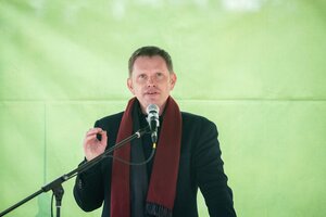 Ein Mann steht am Rednerpult Ein Mann steht am Rednerpult