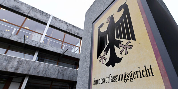 ein Schild weist in Karlsruhe mit Bundesadler auf das Bundesverfassungsgericht hin