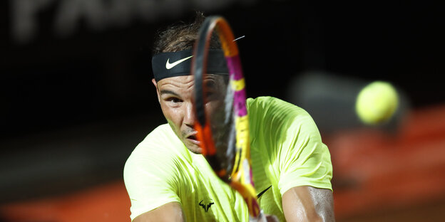 Tennisspieler Nadal setzt zu einer beidhändigen Rüxkhand an
