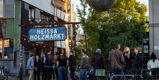 menschen stehen schlage vor einem Club